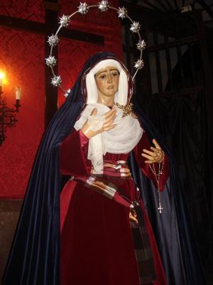 TONTOS DE CAPIRUCHO. La Virgen del Mayor Dolor estrena vestidores.